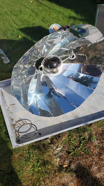 Solar oven with reflective panels.